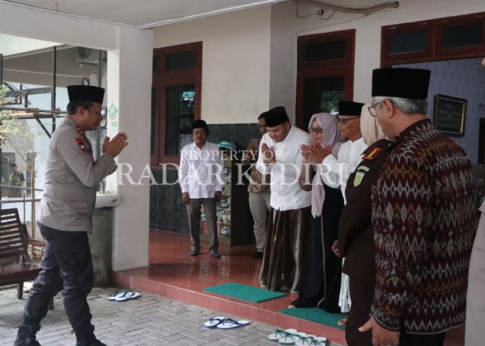 PAMIT: Kapolda Jatim irjen Pol Nanang Avianto memberi salam ke Kiai Anwar Iskandar.