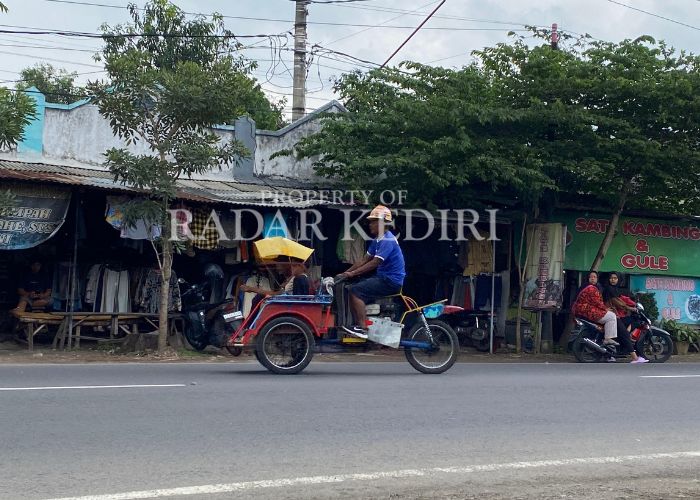 RAWAN: Pengendara becak melintas di Jalan Kediri-Nganjuk