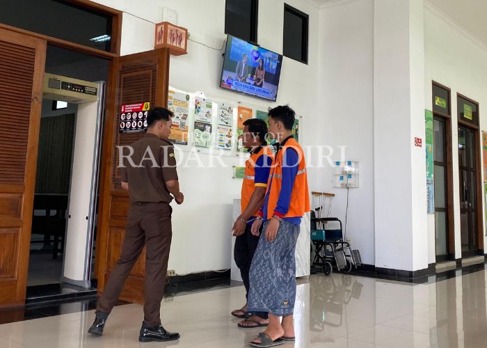 SIDANG SABU: Dua terdakwa berjalan menuju ke ruang cankra di PN Kota Kediri.