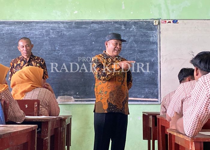SIDAK: Kepala Dinas Pendidikan Muhsin berdialog dengan siswa SMPN 1 Plosoklaten.