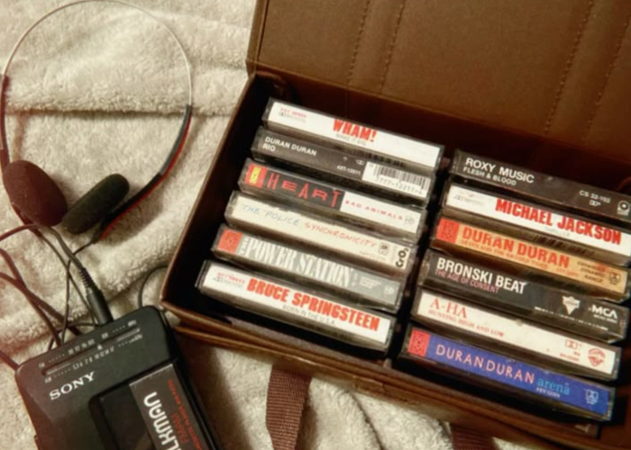 Deretan kaset pita pemutar musik.