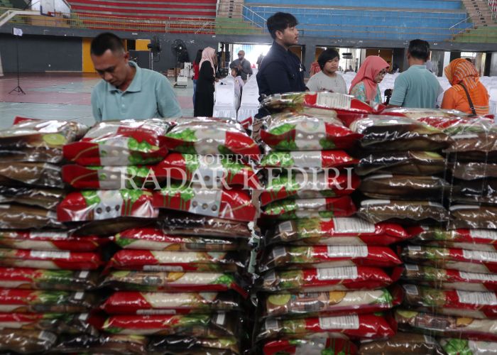 INFLASI: BI saat menggelar operasi pasar murah Ramadan lalu.