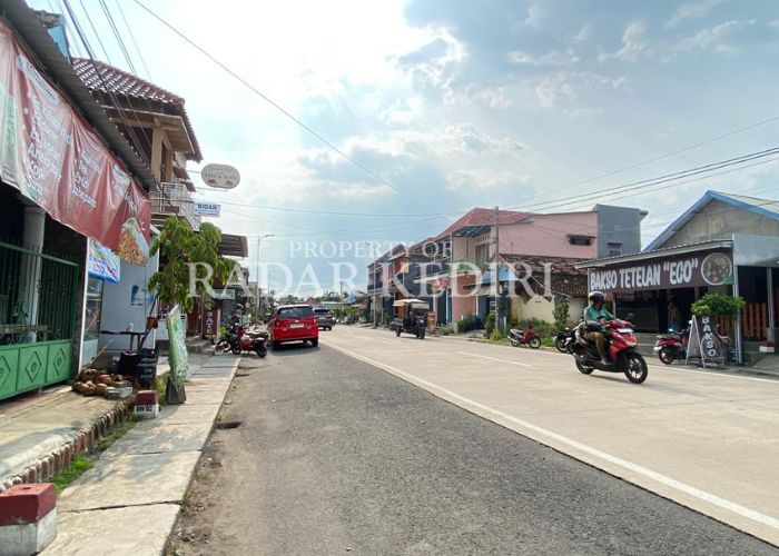 BERBURU CUAN: Usaha kuliner di Desa Jongbiru buka sejak hari kedua Lebaran.