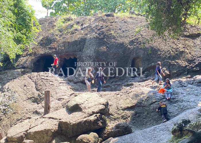 SEPI: Pengunjung Gua Selomangleng menikmati suasana di lokasi wisata.