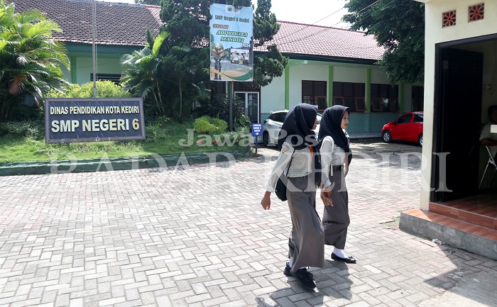 Siswa SMPN 6 Kota Kediri bersiap pulang sekolah. Di akhir tahun ajaran 2024/2025 ini Wali Kota Kediri Vinanda Prameswati melarang sekolah menggelar wisuda kelulusan.