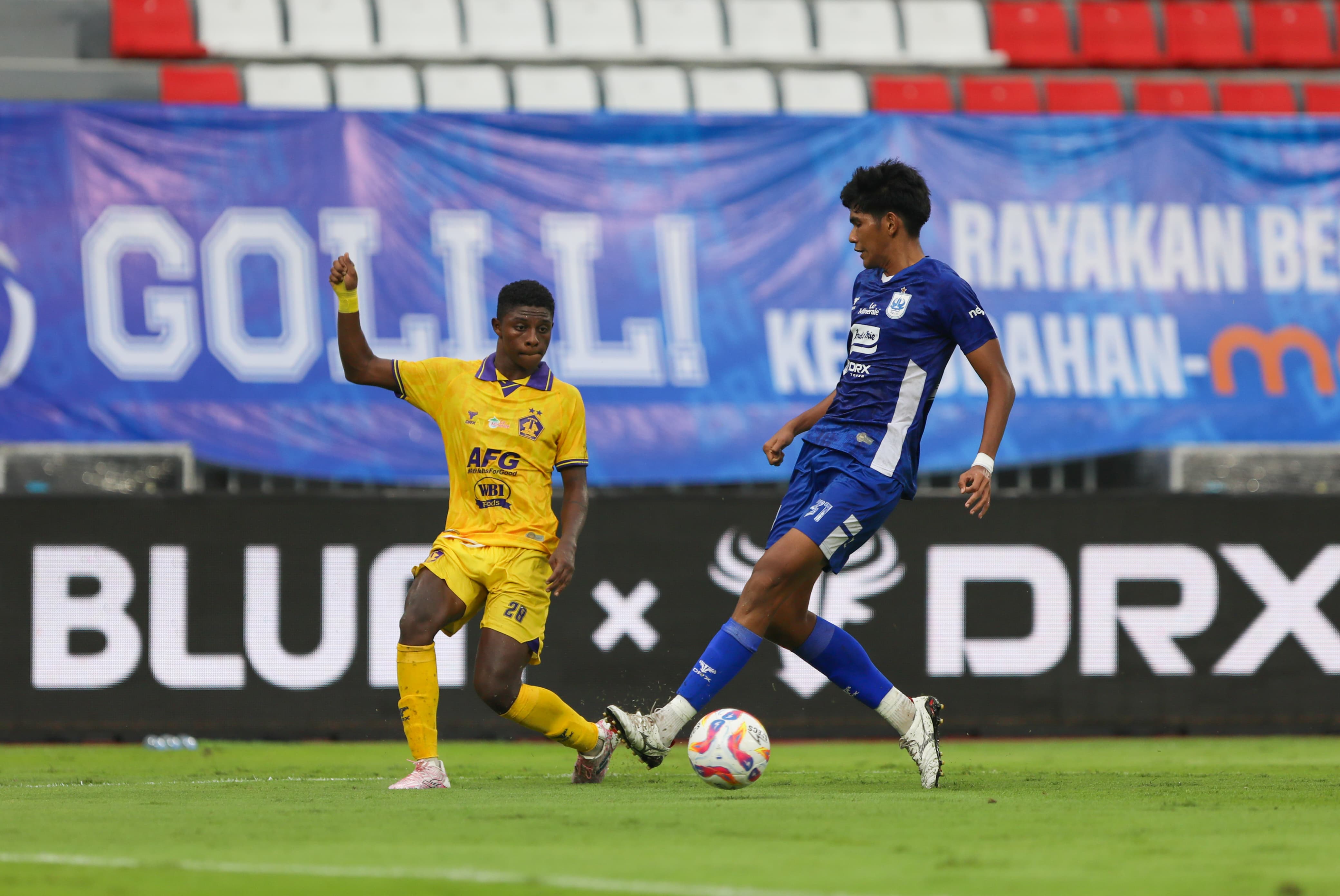 Winger Persik Kediri Hugo Samir saat melawan PSIS Semarang.