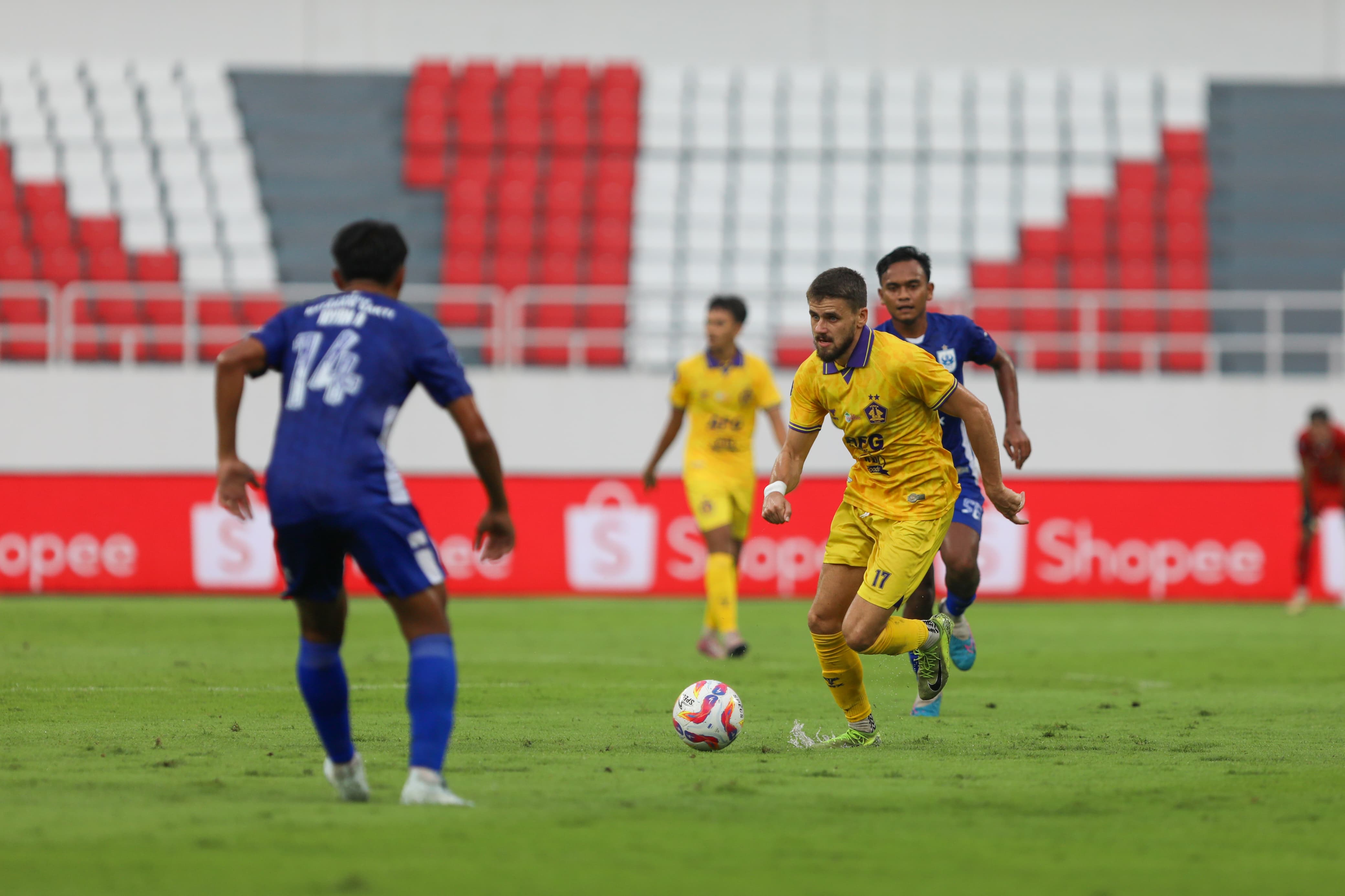 Gelandang serang Persik Kediri Majed Osman berusaha melewati pemain PSIS.