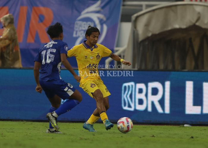 Winger Persik Kediri Riyatno Abiyoso berusaha melewati pemain PSIS Semarang.