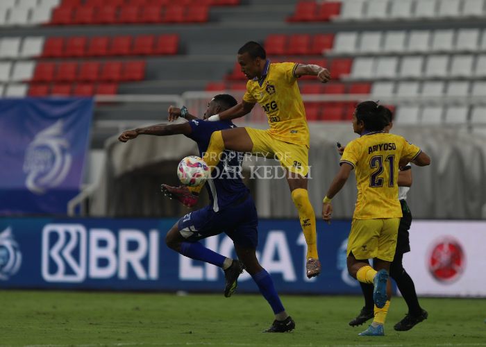 Gelandang Persik Kediri Rohit Chand melompat tinggi untuk mengontrol bola saat melawan PSIS Semarang.