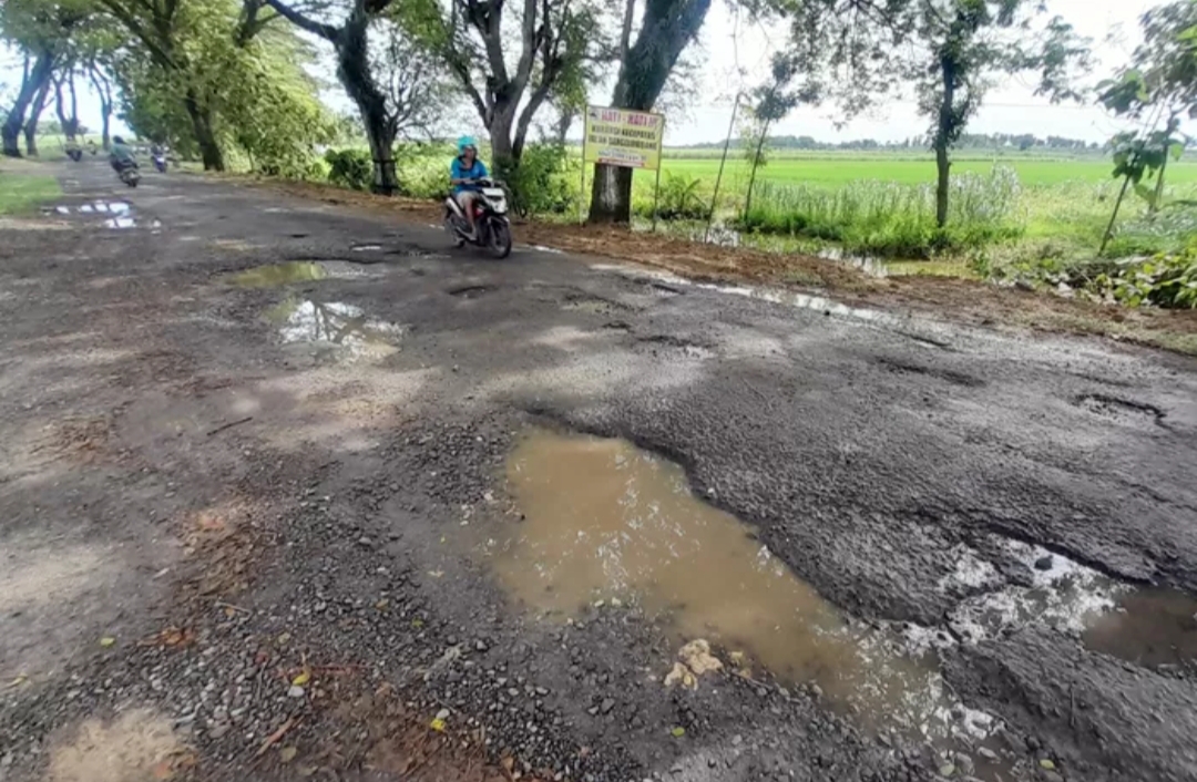 Ruas jalan rusak di Jalan Raya Ngawen-Todanan, Kabupaten Blora yang akan segera diperbaiki.