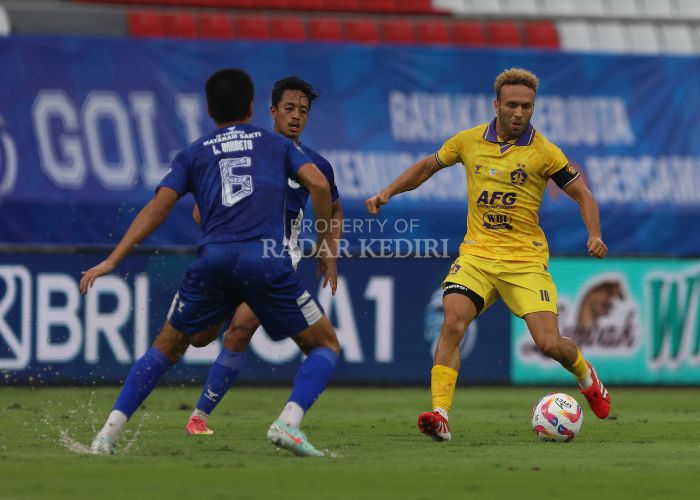 Kapten Persik Kediri Ze Valente berusaha melewati pemain PSIS Semarang.