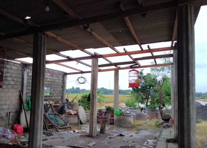 RUSAK PARAH Atap asbes milik warga Desa Tambibendo bolong setelah diterjang angin kencang.