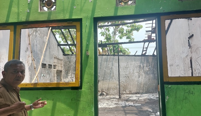 Tim Dinas Pendidikan Kabupaten Kediri mengecek kondisi ruang kelas SDN Pelem 2 Pare yang terbakar pada awal November 2024 lalu. Perbaikan akan direalisasikan tahun ini.