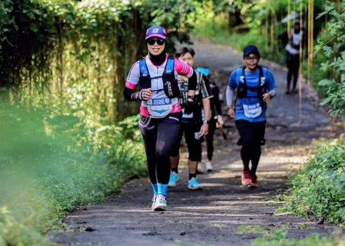 SEHAT: Ratna Sugiharyanti melakukan trail running.