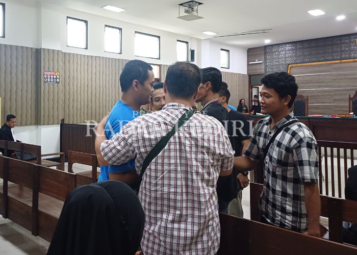 TUNGGU VONIS: Terdakwa penghadang Kajari Kabupaten Kediri (kaus biru, Red) usai menjalani sidang di Pengadilan Negeri Kota Kediri.