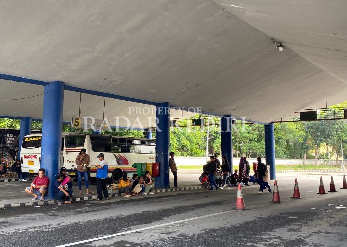 MENUNGGU: Penumpang bus di Terminal Tamanan Kota Kediri.