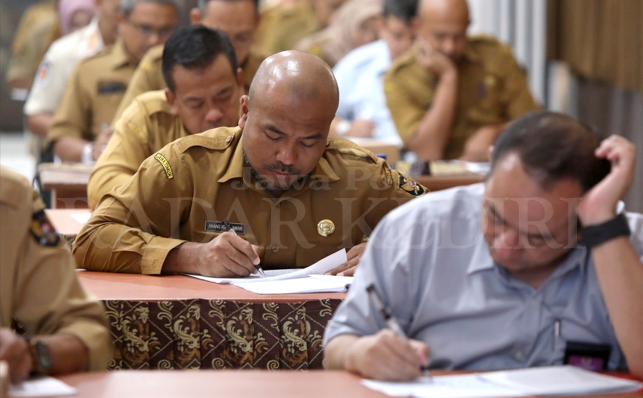 Sejumlah kepala organisasi perangkat daerah mengerjakan ratusan soal dalam tes kejiwaan yang berlangsung di kantor BKPSDM Kota Kediri.