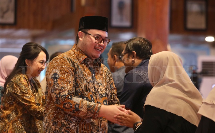 Bupati Hanindhito Himawan Pramana dan Ketua TP PKK Eriani Annisa menyalami para ASN yang mengikuti halalbihalal di Pendapa Panjalu Jayati.