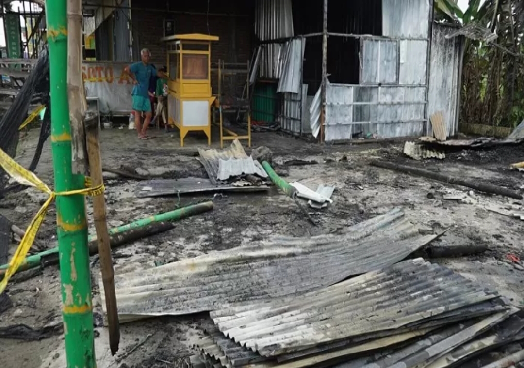 Warung soto milik Sulis di Diwek, Jombang yang terbakar.