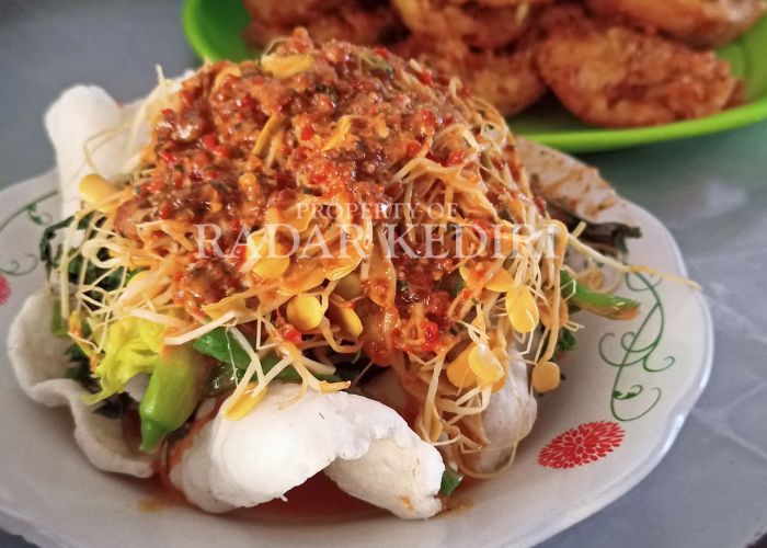 LEZAT: Hidangan pecel ale asli Desa Bakalan.