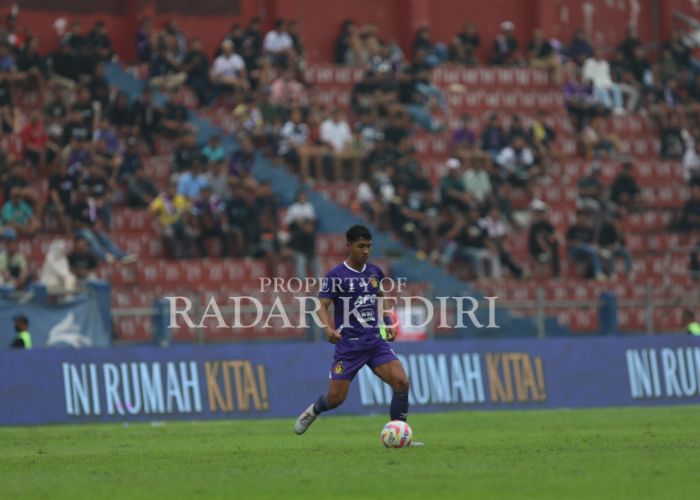 DILANDA CEDRA: Eko Adi mengontrol bola saat berada di tengah lapangan.