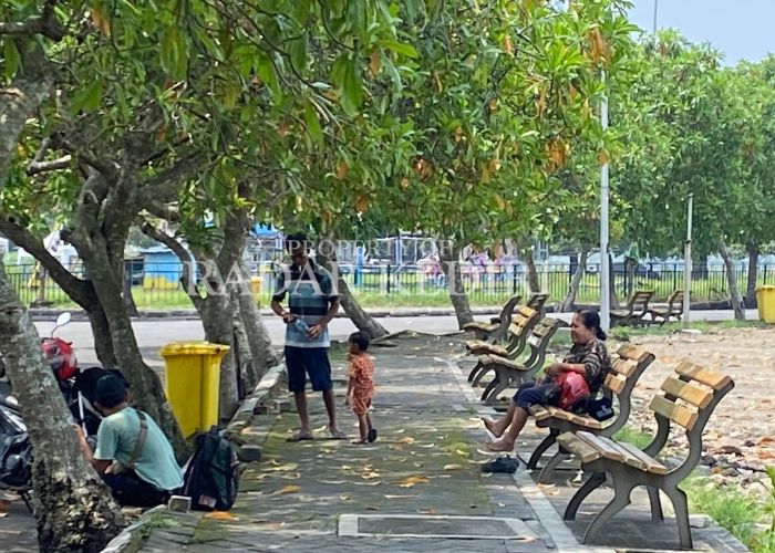 TERTIB: Seorang pengunjung kawasan wisata SLG membuang sampah plastik di tong yang sudah disiapkan.