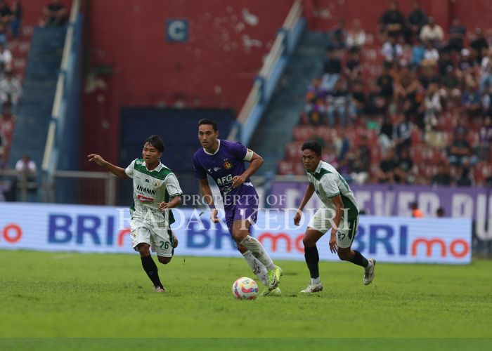 KABAR BAIK: Ezra diapit dua pemain PSS Sleman saat menjalani laga di Stadion Brawijaya. Usai pertandingan tersebut Ezra mengalami cedra dan menjalani perawatan di Belanda.