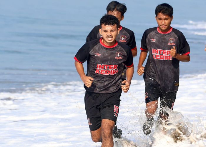 ANTUSIAS: Pemain Inter Kediri ikut latihan di Pantai Prigi Trenggalek.