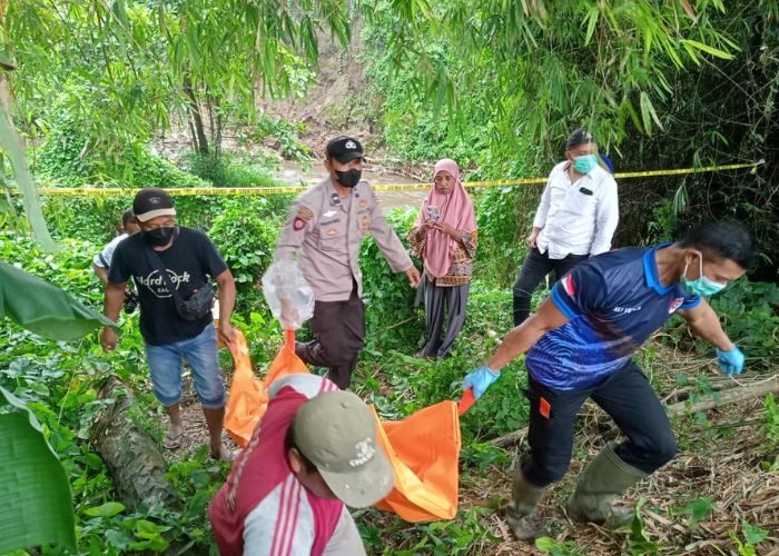EVAKUASI: Jasad Paiman dibawa petugas usai dilakukan olah tempat kejadian perkara.