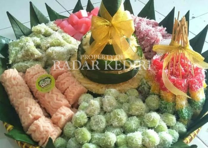 TRADISIONAL: Klepon tumpeng yang siap order.