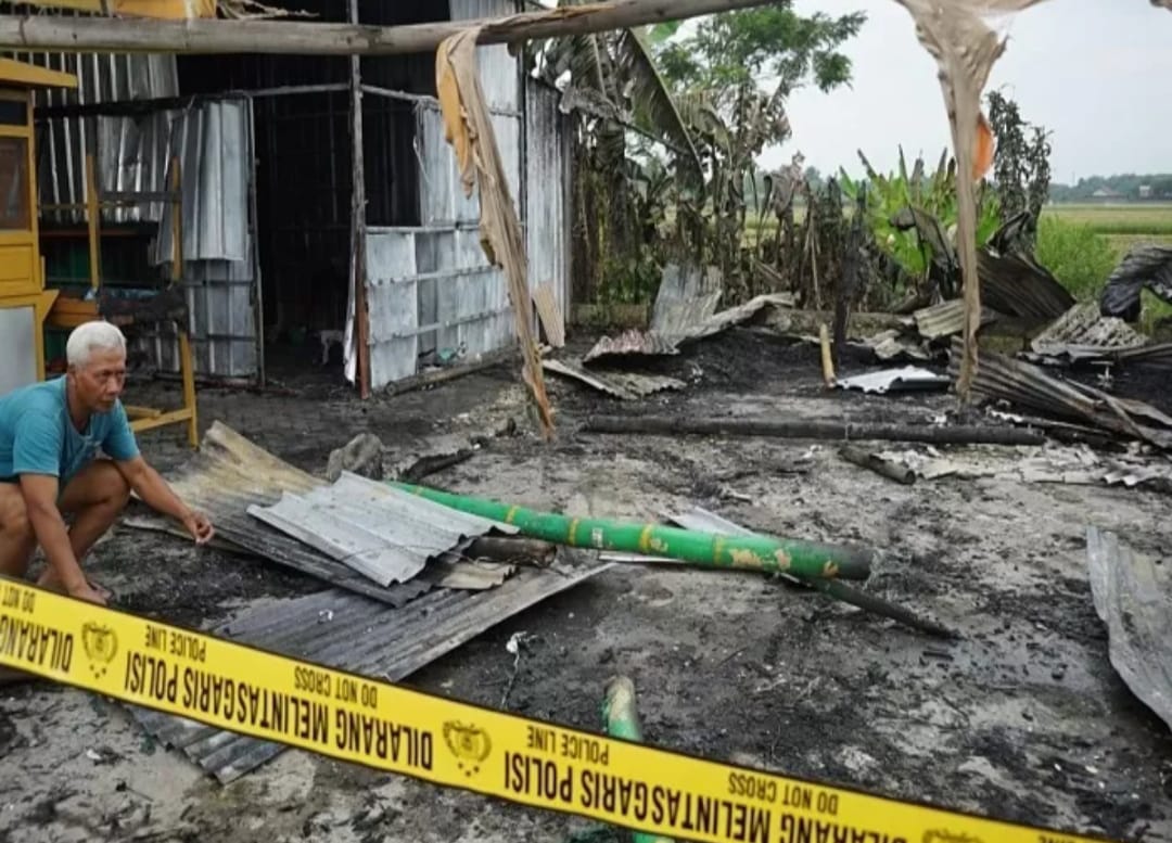 Kondisi warung soto milik Sulis yang diduga dilempar bom molotov.