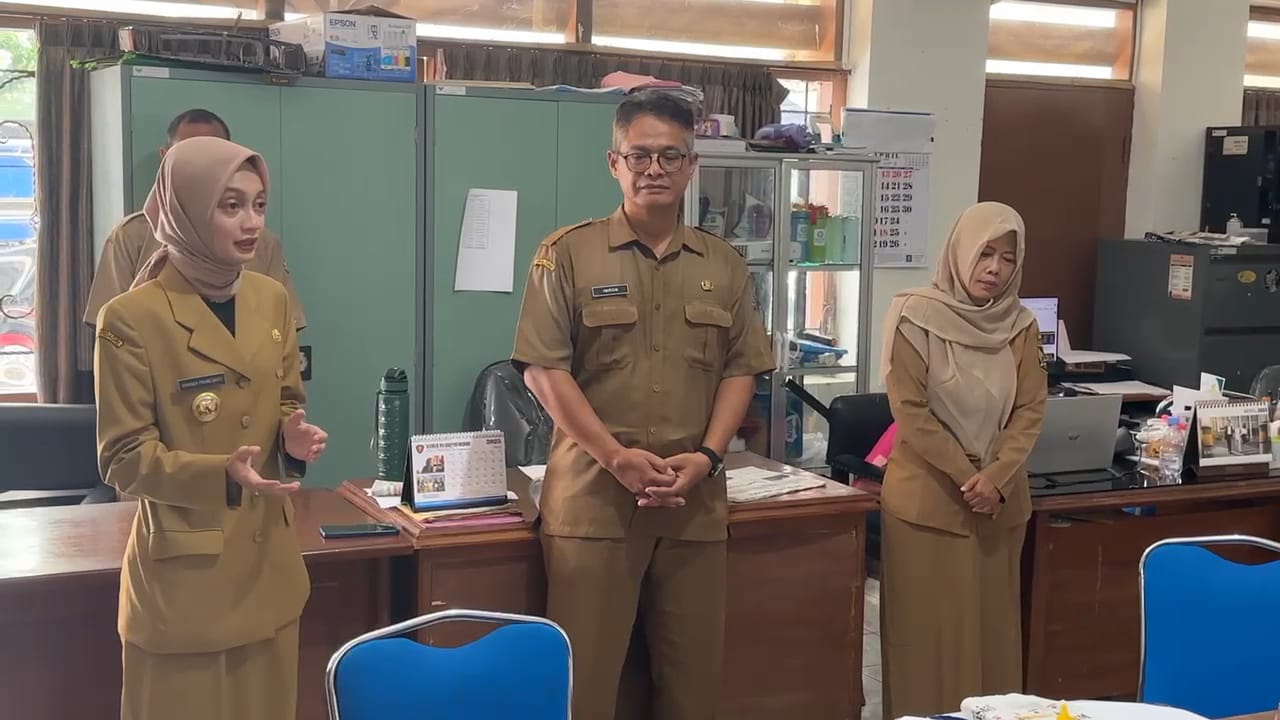 Waduh ! Tiga Staf Absen pas Jam Kerja saat Wali Kota Kediri Vinanda Sidak Kelurahan