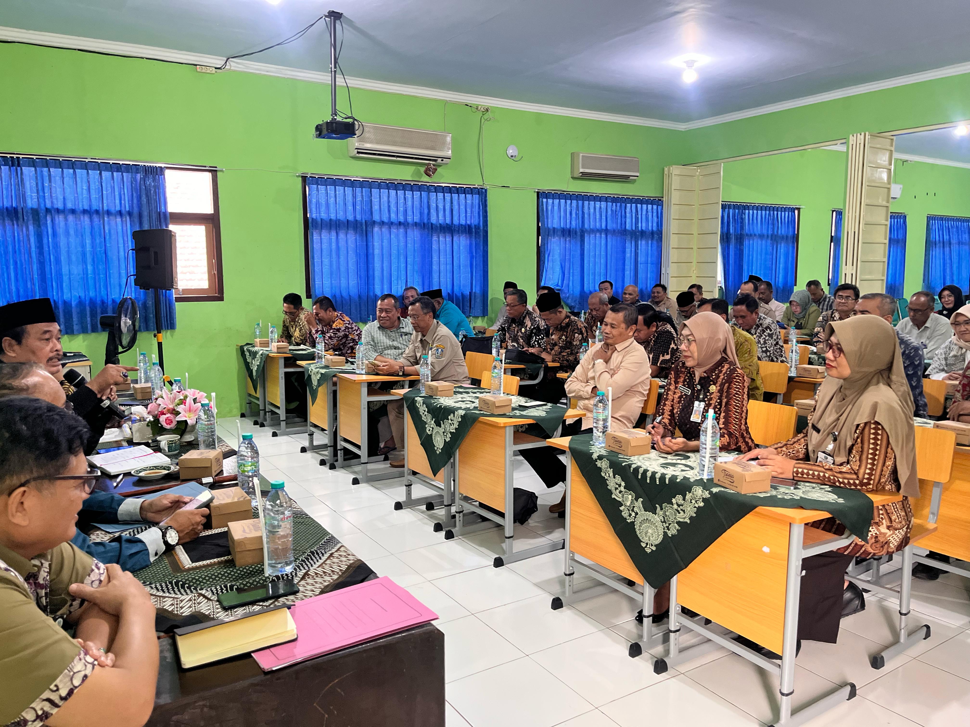 TEGAS. Kacabdin Pendidikan Wilayah Kediri, Adi Prayitno, instruksikan  sekolah pro aktif menyerahkan ijazah alumninya