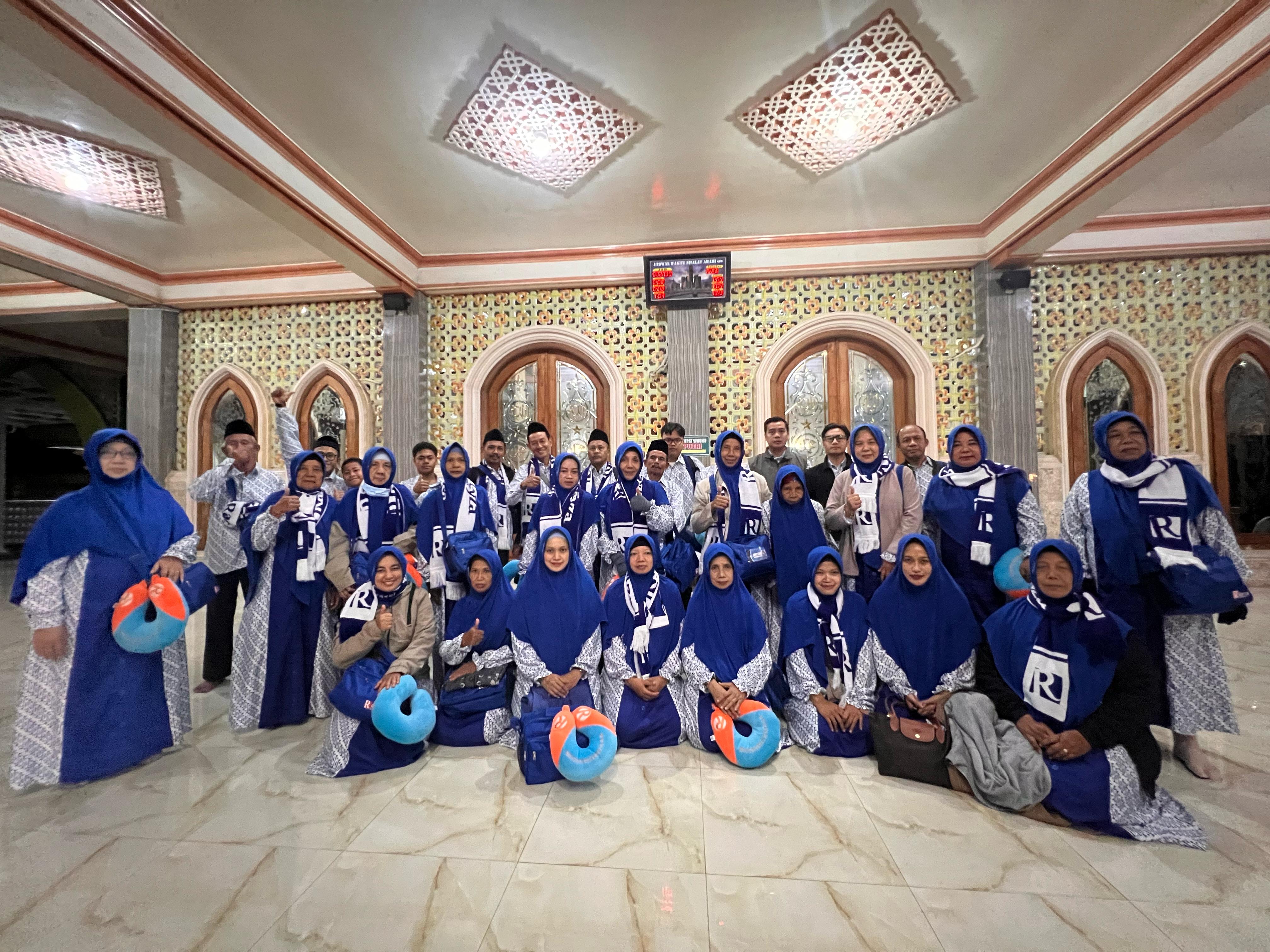 BERDOA SEBELUM BERANGKAT. Jemaah Umroh Rameyza berdoa dan beribadah dulu di Masjid Baiturrahman sebelum berangkat ke Tanah Suci