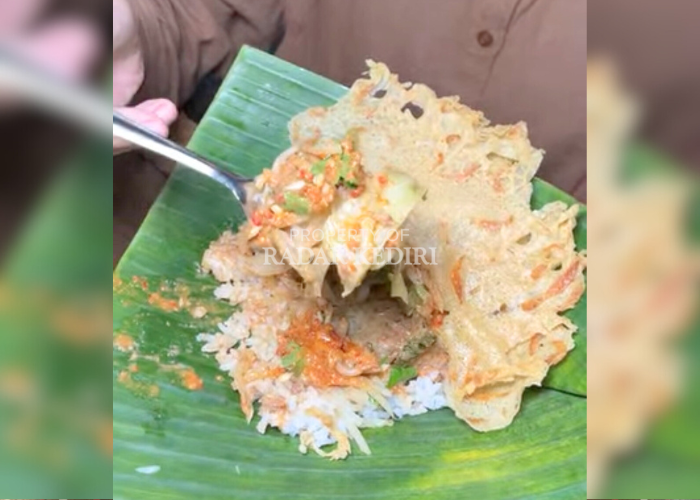 Satu porsi nasi pecel tumpang Bu Poniman yang disijakan dengan dipincuk.