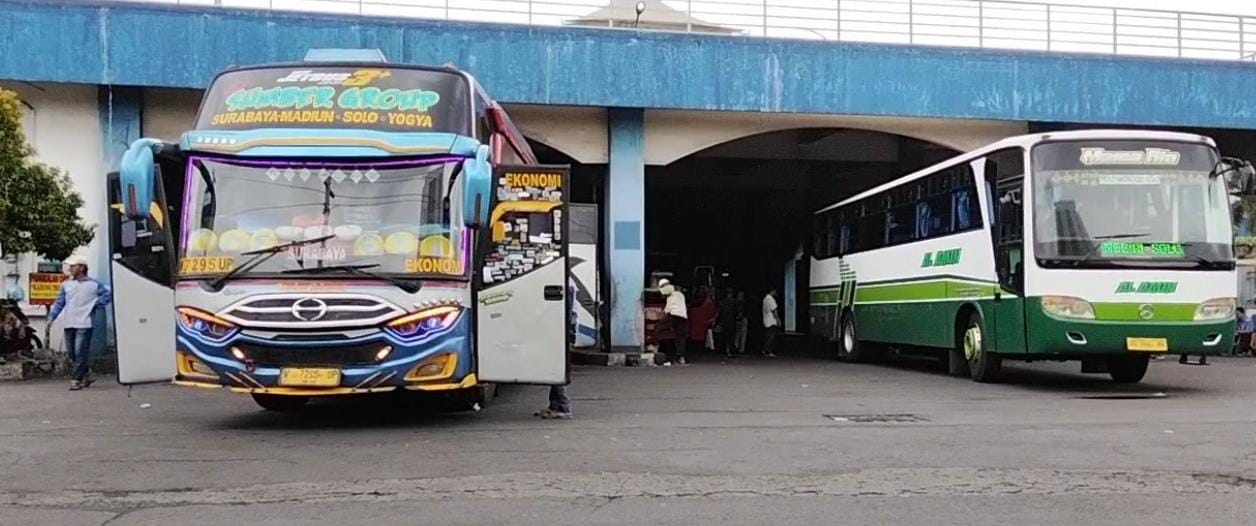 Ilustrasi bus kelas ekonomi.