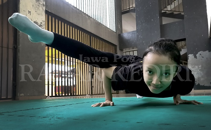 Exel berlatih salah satu teknik senam lantai di GOR Jayabaya Kota Kediri.