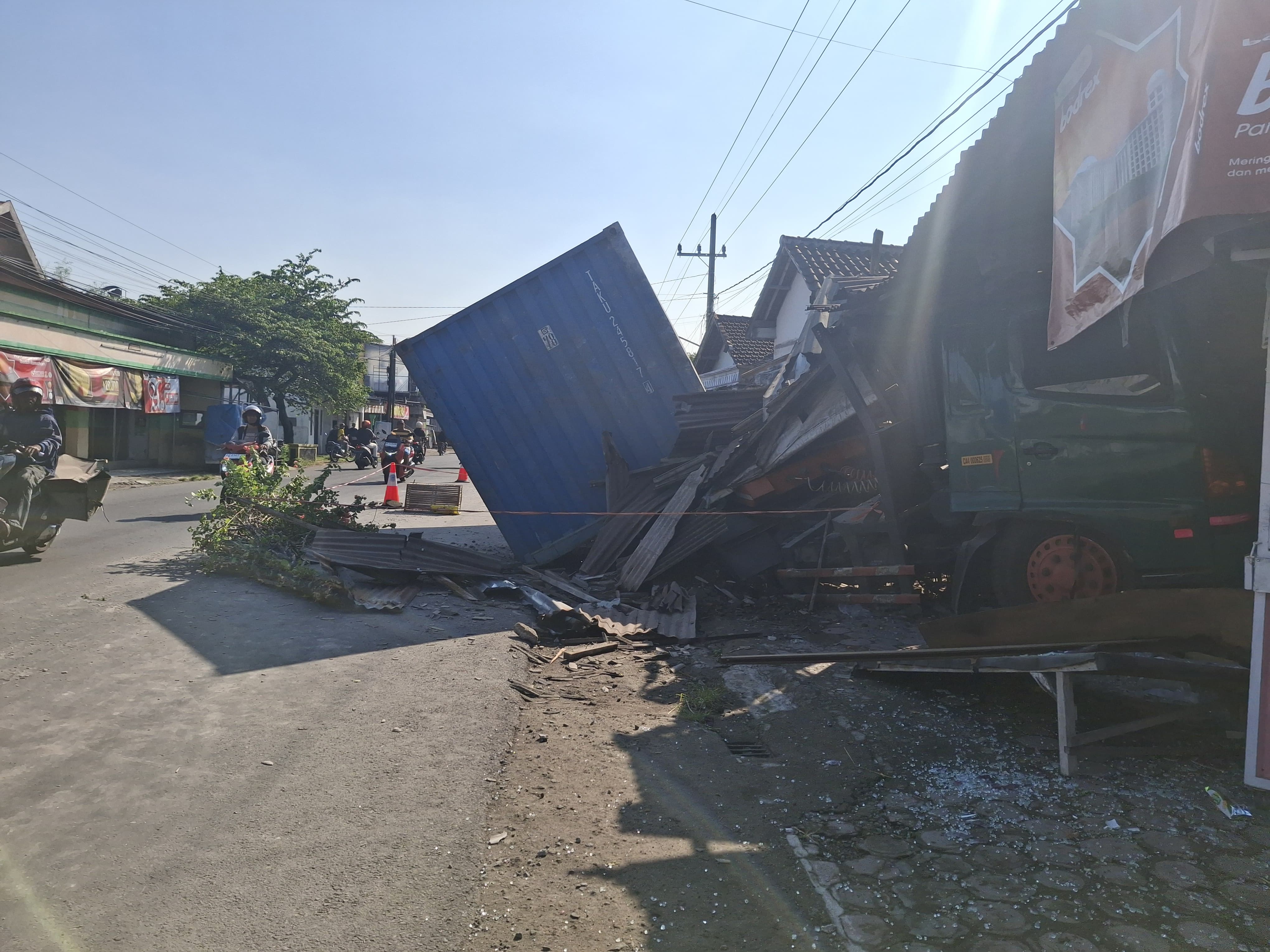 Truk kontainer bermuatan sagu menabrak rumah warga Desa/Kecamatan Pagu, Kediri.