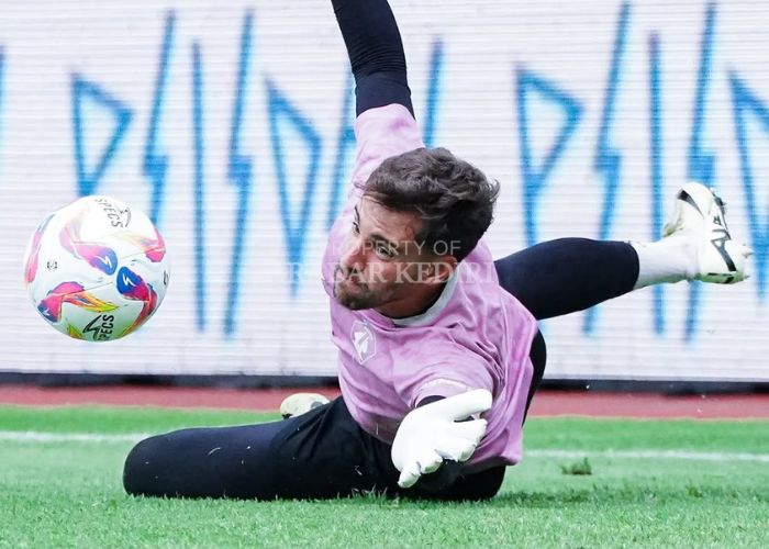 Kiper Persik Kediri Leonardo Navacchio.