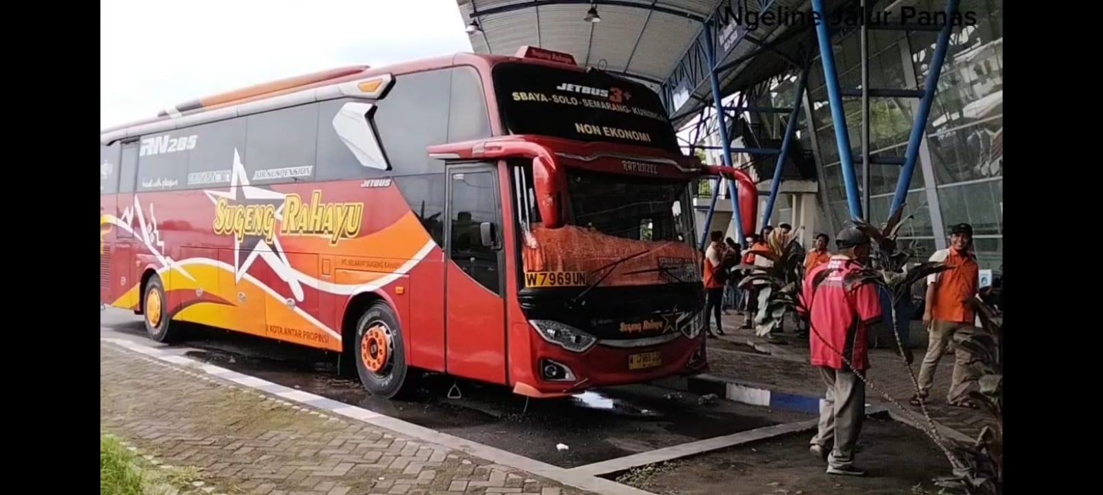 Bus Sugeng Rahayu yang siap jalan.