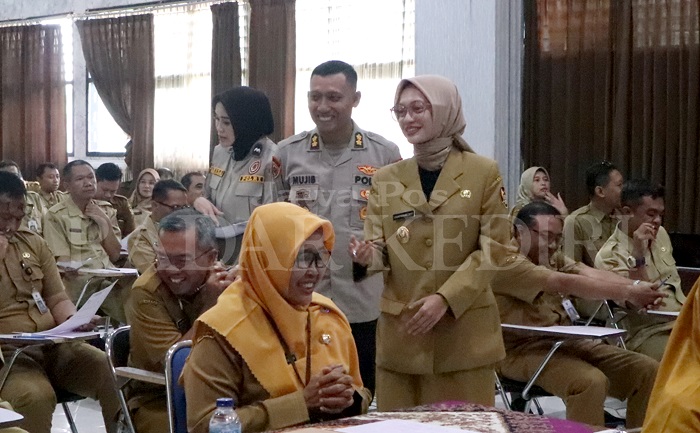 Wali Kota Kediri Vinanda Prameswati memeriksa tes kejiwaan lanjutan di Ruang Soekarno-Hatta, BKPSDM Kota Kediri. Pejabat dengan skor nilai di bawah 61 atau masuk kategori tidak lulus akan dipanggil.