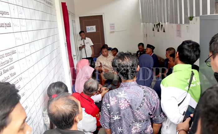 Belasan PKL Jl Dhoho mendatangi kantor satpol PP. Mereka meminta agar jam operasional untuk pedagang dikembalikan sore lagi.