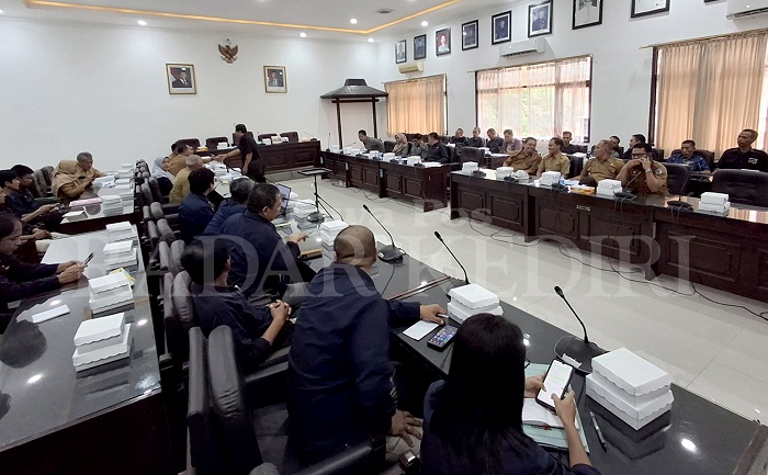Komisi III DPRD Kabupaten Kediri menggelar rapat membahas pencemaran air sumur warga Desa Plosolor, Plosoklaten yang dihadiri warga terdampak, OPD dan PT SGN sebagai pemegang HGU kemarin.