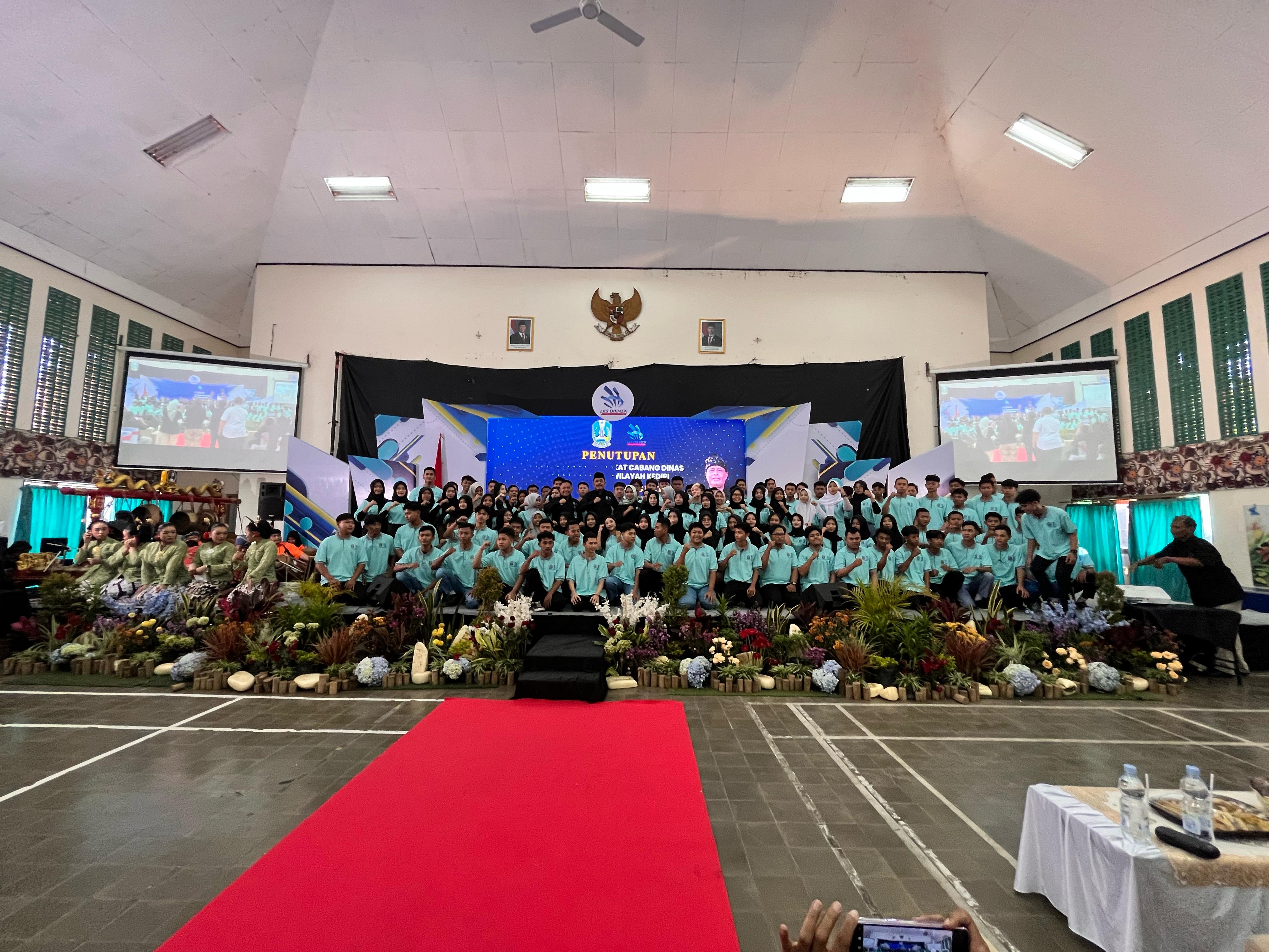 Rombongan kontingen LKS Dikmen dari Kediri Raya foto bersama Kacabdin Adi Prayitno, Kasi SMK Sidik Purnomo dan Ketua Rombongan Eko Wahyu Listiono dalam seremoni pemberangkatan di SMKN 2 Kota Kediri .