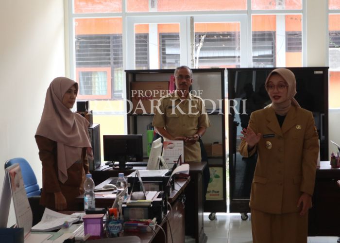 BERI ARAHAN: Wali Kota Kediri Vinanda Prameswati meninjau kantor baru Diskominfo.