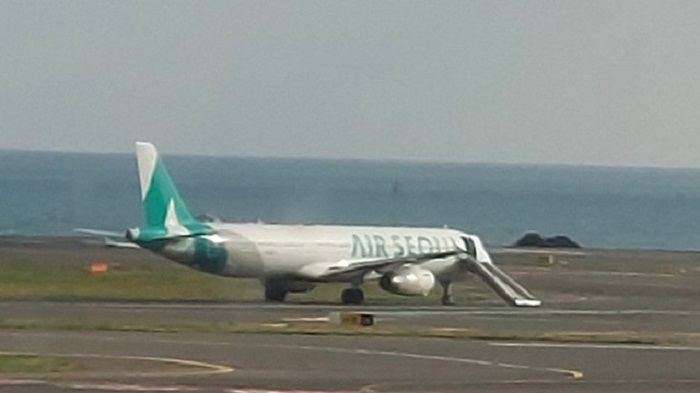 Seluncur darurat mengembang setelah seorang penumpang membuka pintu darurat peeswat Air Seoul secara tiba-tiba.