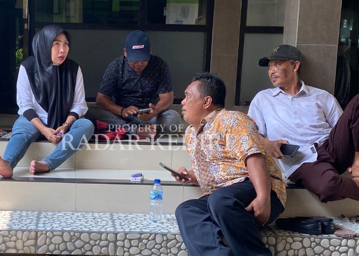 AKRAB: Terdakwa Anik saat berbincang dengan saksi sebelum sidang di Pengadiilan Negeri Kabupaten Kediri dimulai.
