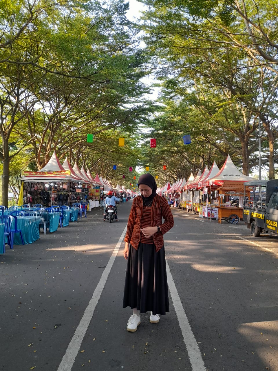 Pakaian kebaya kutu baru warna coklat dengan rok hitam dan sepatu sneakers putih (pribadi)