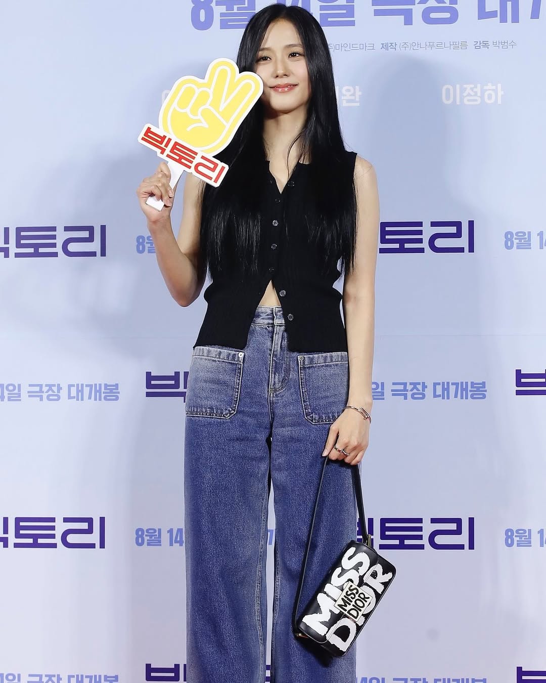 Jisoo from blackpink mengenakan crop top hitam dengan paduan celana jeans (instragam.com/ @meltingforjisoo)
