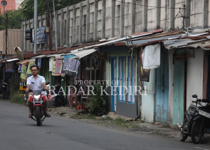 LENGANG: Pedagang kaki lima masih buka lapak di Jalan Patiunus Kota Kediri.
